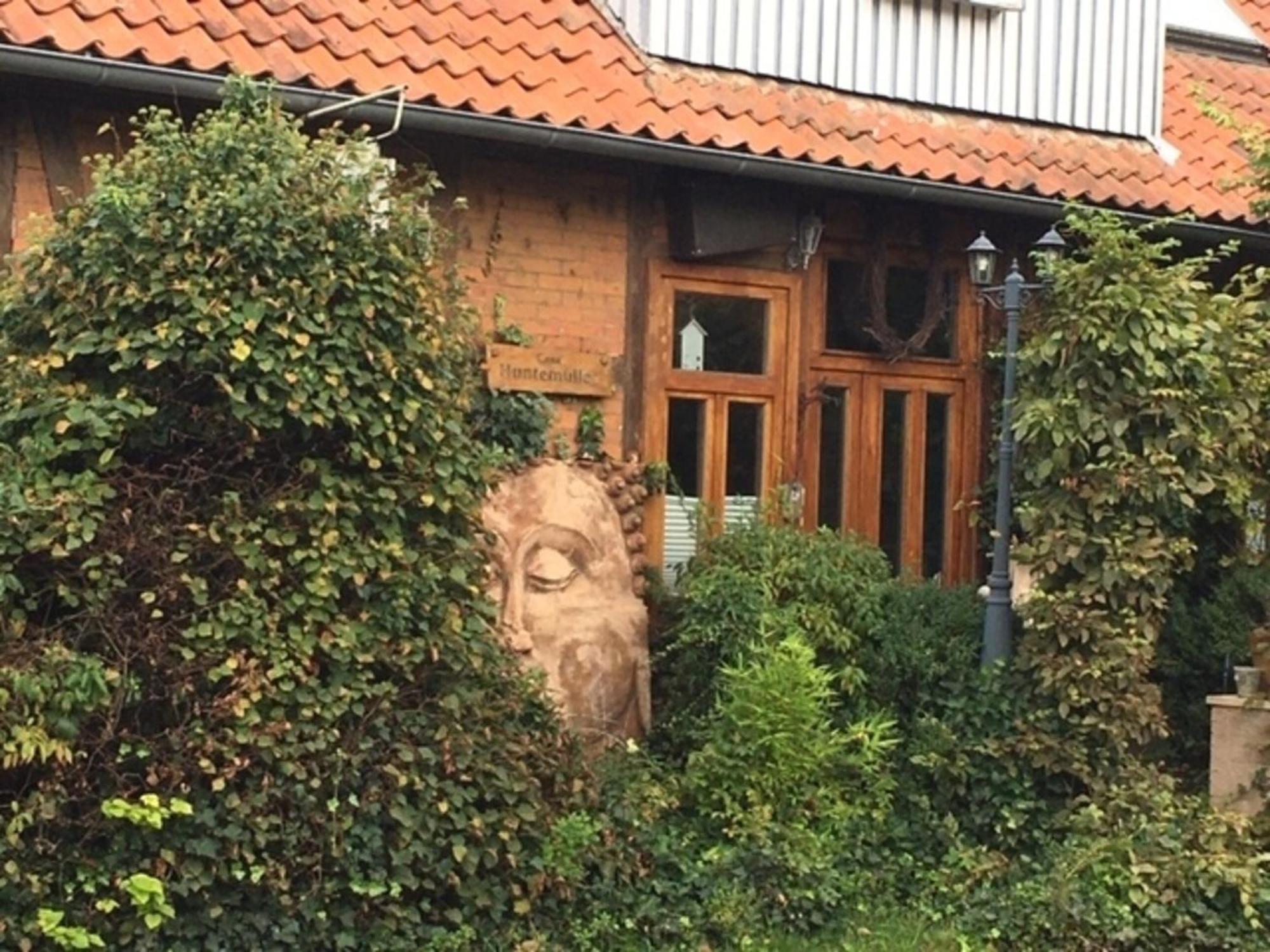 Grosse Hobbithoehle Mit Gemeinschaftsgarten Neustadt am Rubenberge Bagian luar foto